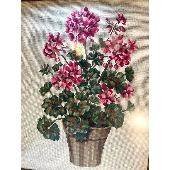 Absolute best vintage framed needlepoint potted pink geraniums large size - Picture 3 of 5